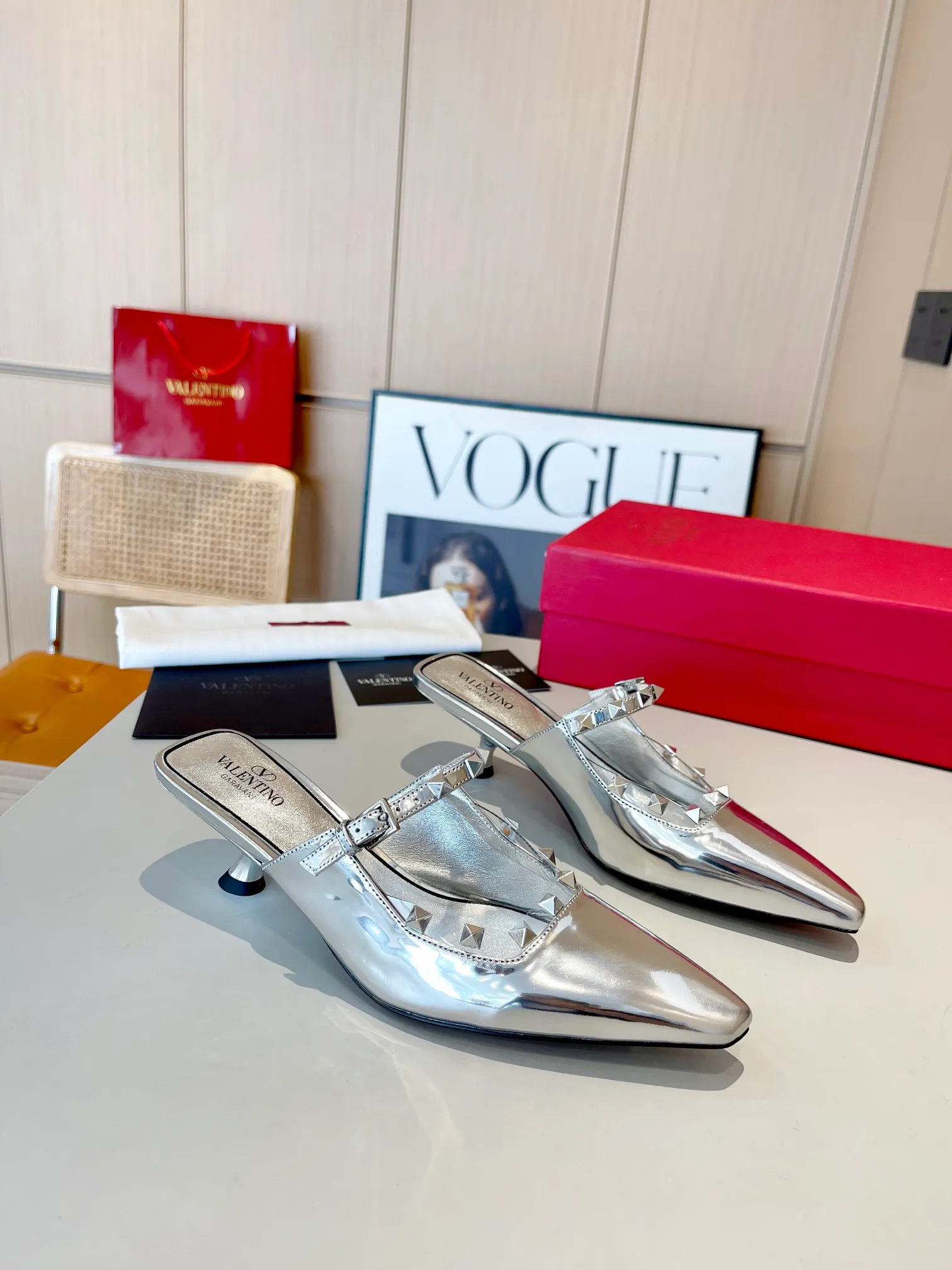 👟👟Ex-factory price 400👟👟 Genuine leather bottom +40 Top version 𝑉𝐴𝐿𝐸𝑁𝑇𝐼𝑁𝑂 Valentino 2024 spring and summer new women's back empty 6 colors new product The unique [classic] small rivet hardware accessories bring out a full sense of high-end, and the new season will live up to expectations! Worth buying ★Imported cow patent leather/Absolutely high-grade ❥Original method, absolutely sensual ❥Elegant style, creating a different feeling, simple and elegant style!  Code number: 35-41 (34-42 customized) Fabric: Imported cow patent leather Lining: Sheepskin lining Heel height: 5cm Leather outsole Rubber outsole